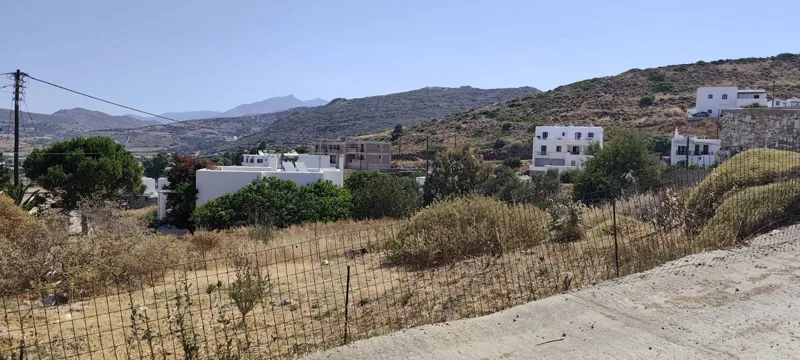 Land and neighbouring houses in Galanado