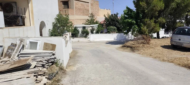 Road access and buildings in Galanado